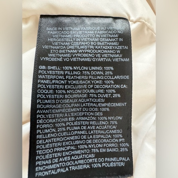 NWOT The North Face White Aconcagua Down Vest M - Picture 7 of 7